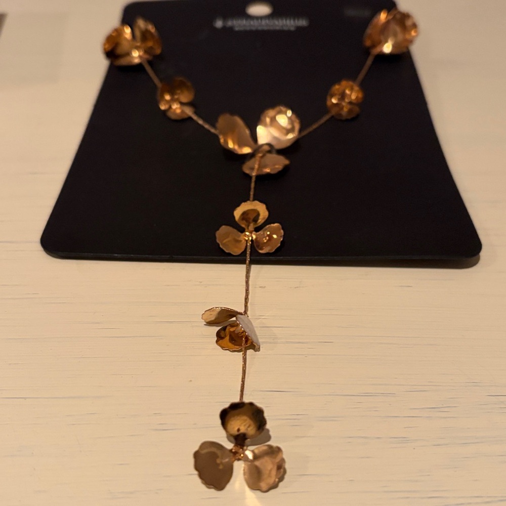 NWT Stradivarius Gold Petal Lariat Necklace